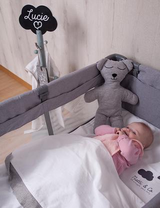 Nouveau petit lit de voyage en toile grise avec fond sur&eacute;lev&eacute; de Childhome