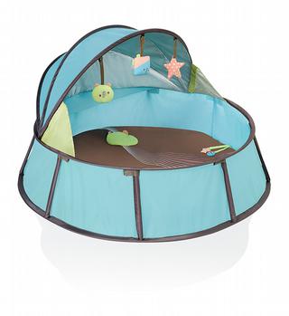 Le pop-up BabyNi de Babymoov existe en petit format et en format normal et est à la fois un lit de voyage et un parc de jeu prot&eacute;g&eacute; des UV