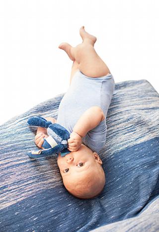 Dit superzachte wieg- of ledikantdeken 'A dream come true' van Snoozebaby is in wezen ook een grote knuffeldoek