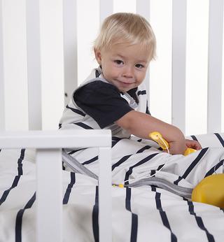 Moderne indigoblauwe en klassieke crèmekleurige marinestrepen vormen de basis voor de Jersey Marin textielcollectie van Childhome, vervaardigd uit de zachtste jersey en uit terrykatoen