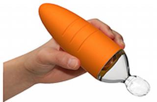 De B-Food Dispenser Carrot van Bo Jungle bestaat uit een handige doseerlepel en een potje