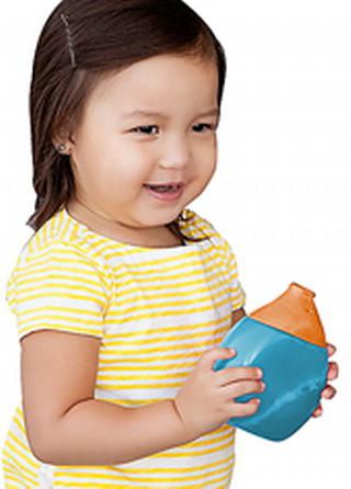 De Kiddyboo 360° Antiknoeibeker met revolutionair ventiel laat kinderen toe om rondom de ganse bekerrand te drinken zonder te morsen