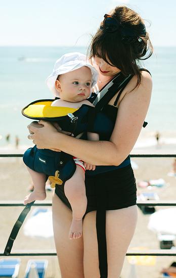 De Childwheels Neoprene Baby Carrier kan in en uit het water gebruikt worden