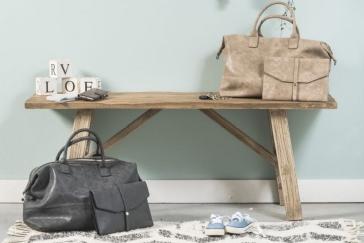 Voor papa&rsquo;s zijn er stoere ontwerpen in sobere kleuren die vaak als rugzak gedragen kunnen worden, zoals dit duurzame model van L&auml;ssig