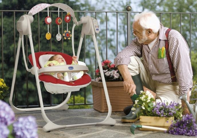 De Polly Swing Up van Chicco is uitgerust met een zonnekap en een verwijderbaar dienblad met een stevig tussenbeenstuk