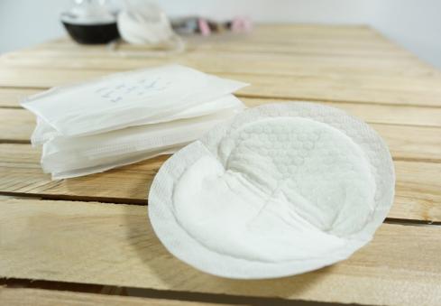 Deze zachte meerlaagse wegwerpborstkompressen van Difrax bieden effectieve absorptie voor een compleet comfort en zelfvertrouwen