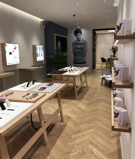 Bovenstaande beelden geven een idee van de invulling van de IQOS Store in Amsterdam. Met IQOS is men  erin geslaagd gemiddeld tot meer dan 90% minder toxische stoffen te laten vrijkomen dan in sigarettenrook