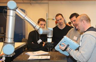 Jan Kempeneers (rechts) gaf uitleg bij de UR10