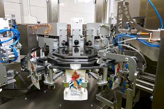 La nouvelle machine OCTO doit son nom aux huit côtés quise chargent chacun d'une étape de la production des pouches