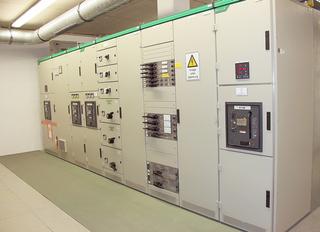 Le système de distribution basse tension du hall 9 comprend deux systèmes 1.600 kVA couplés