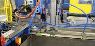 Twee riemaangedreven PDU2-actuatoren op de x-as ondersteunen de z-as van het pick-and-placesysteem