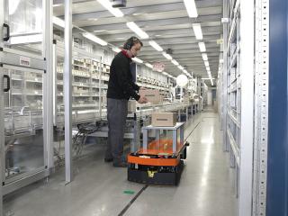 Ce VGA suit une bande magnétique sur le sol et reçoit des missions en chemin via les marquages sur le sol à côté du ruban