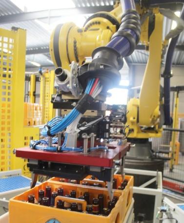 Het automatisch wisselsysteem laat toe om makkelijk te switchen tussen de grijper voor de bakken en die voor de kartonnen verpakkingen