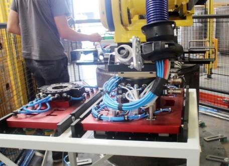 Het automatisch wisselsysteem laat toe om makkelijk te switchen tussen de grijper voor de bakken en die voor de kartonnen verpakkingen