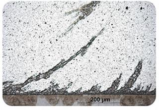 Detail van foto hierboven: Scheidingsvlak tussen aluminium en staal
