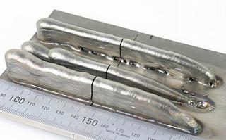 voorbeeld van een opgebouwde ‘muur’ in Ti6A64V met plasma­lassen met toevoegmateriaal 