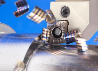 Dankzij een speciale zwaluwstaartverbinding zit de wisselplaat beter ingeklemd in de houder