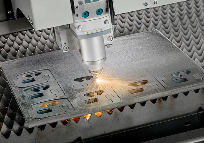 Prima Power integreert de Combi Genius 1530 in een volledig geautomatiseerde productielijn, waarin de producten ook gebufferd en gebogen worden. De nieuwe Genius pons-lasercombi beschikt nu over dezelfde features als de standalone laser
