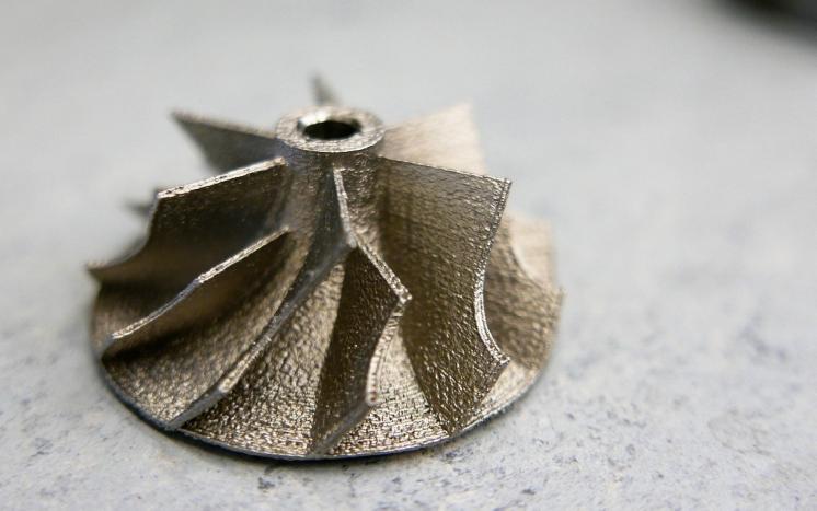 Het Duitse LMI, spin-off van Fraunhofer ILT, heeft een lowcost 3D-metaalprinter ontwikkelddie met poederbedtechnologie dit soort onderdelen kan produceren