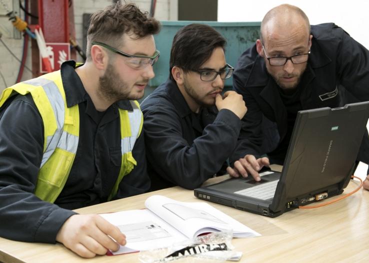 Ervaren begeleiders delen kennis met de leerlingen en bereiden zo de toekomst van het bedrijf voor