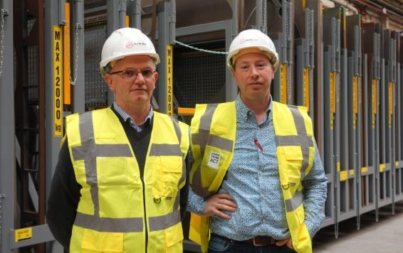 Manager Workshops José Pycke en Manager QHSSE Civil Works Kris Keymeulen voor het U-box opslagsysteem