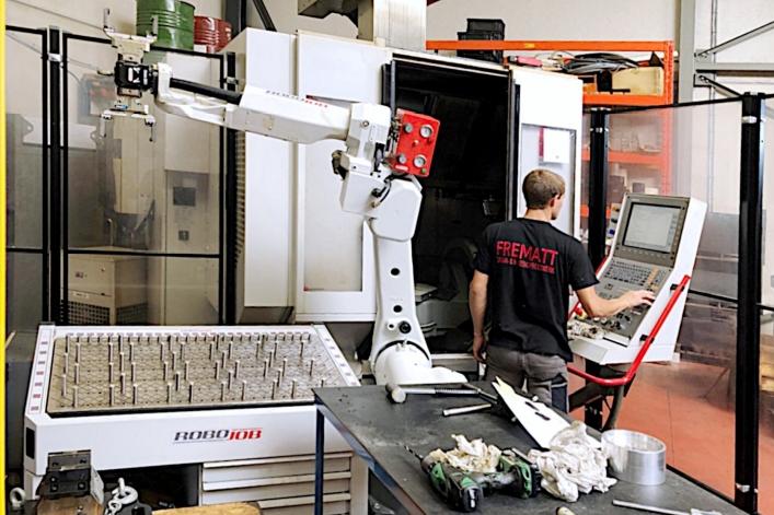 Opvallend zijn de twee turrets (rechts), waardoor de stukken aan beide kanten bewerkt kunnen worden. De barfeeder maakt grotere reeksen mogelijk