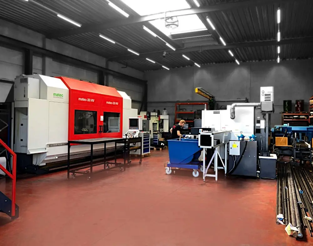 Opvallend zijn de twee turrets (rechts), waardoor de stukken aan beide kanten bewerkt kunnen worden. De barfeeder maakt grotere reeksen mogelijk