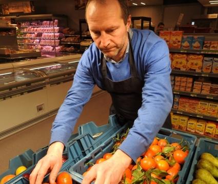 Rik Mannens zorgt er zelf voor dat de dagverse groenten en fruit er aantrekkelijk bij liggen.