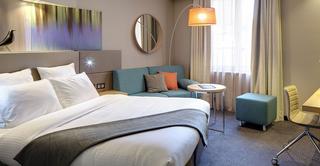 Le lit plac&eacute; en biais est unique, garantie d'une nuit reposante dans les 96 chambres spacieuses