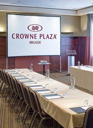 Er zijn twaalf compleet uitgeruste vergaderzalen ter beschikking