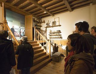 Door middel van een audiogids werden de deelnemers rondgeleid door enkele van de zeven gethematiseerde zalen zoals het atelier van meester-schilder Van Eyck