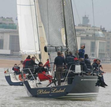 Zeilen op een wedstrijdboot