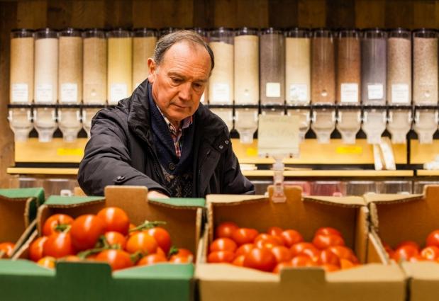 Consumenten kopen steeds bewuster. De omzet van Fairtrade-producten groeide met bijna een kwart aan, en ook biologische producten deden het in 2017 alweer beter (foto: Lisa Develtere) 