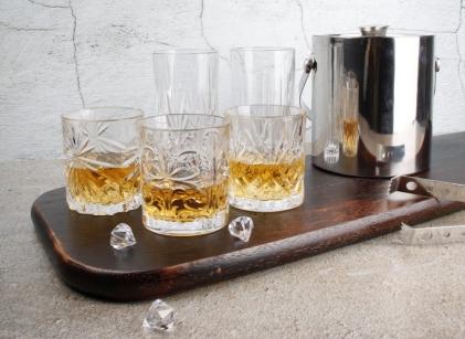 Een koelelement onder dit nieuwe whiskyglas 
houdt het drankje koud zonder ijs