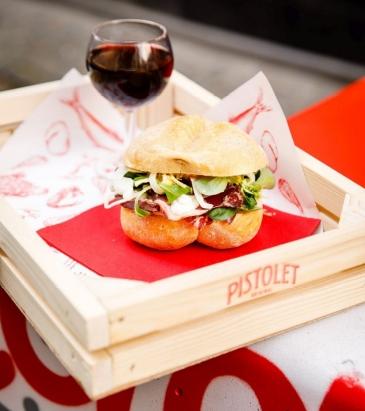 Fastcasualconcepten zoals de haute dogs van Jeroen Meus hebben opvallend veel groeipotentieel. Neem een goedkoop basisproduct, cre&euml;er er beleving rond en klanten zullen bereid zijn om meer te betalen voor dit opgewaardeerde product