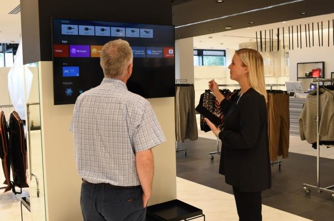 Via een touchscreen kan de klant zijn keuze maken, er wordt meteen een bonnetje gedrukt.  De winkelmedewerkster scant het bonnetje en via het robotsysteem wordt de schoen naar de winkel gestuurd