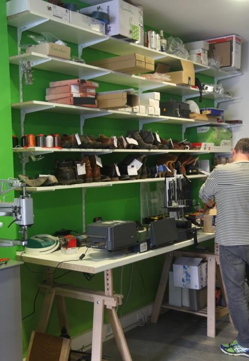 “Steeds meer mensen brengen hun schoenen binnen om ze opnieuw te laten opblinken of voor een diepe reiniging”