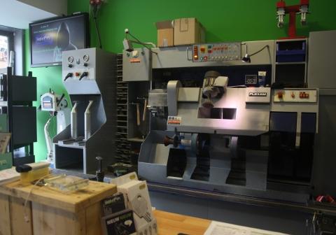 Johan kon dankzij een faillissement een occasiemachine op de kop tikken voor zijn schoenmakerij 