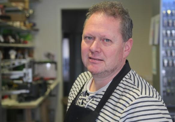 “We zijn momenteel bezig met een webshop, iets wat nog niet veel schoenenmakers doen. Het opzet is dat we de mogelijkheid aanbieden dat mensen hun schoenen kunnen opsturen om te laten herstellen. Je zal kunnen kiezen welke herstelling er nodig is, welk hieltje of welke zool je wenst”