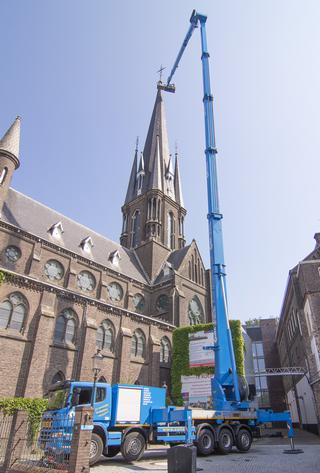 Kniktelescoophoogwerkers reiken hoog en ver