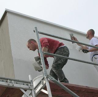 Afwerken van het buitengevelisolatiesysteem met een sierpleister