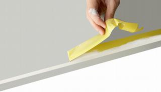 Bij het verwijderen trekt u gelijkmatig en langzaam de tapes van het werkoppervlak af, in een hoek van 45&deg;