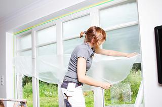 Kleeffolie hecht door middel van statische elektriciteit op een ondergrond. Zo is een volledig oppervlak meteen beschermd tegen mogelijke verfspatten