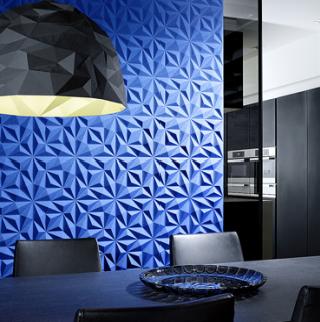 Rev&ecirc;tement mural tridimensionnel en tissu thermoform&eacute;. Le rev&ecirc;te&shy;ment pr&eacute;sente un bel aspect mat et cr&eacute;e un jeu de lumi&egrave;re