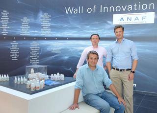 Les trois associ&eacute;s actifs d'Anaf, avec Wim Cools (assis), Philippe Windels (à gauche) et Harald Van Geluwe (à droite): Notre but est de croître de 50% d'ici 2020