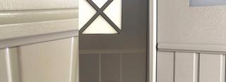 Au centre, vous voyez un panneau de porte dont les rainures frais&eacute;es sont laqu&eacute;es dans une couleur qui approche le d&eacute;cor du panneau proprement dit  Dans les nouvelles solutions brevet&eacute;es Anaf, (à gauche et à droite), la structure se poursuit joliment dans les rainures et par-dessus les moulures
