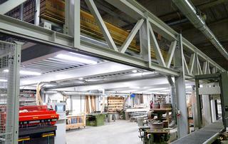 Le magasin à panneaux mesure 45 m sur 9 et a été construit à l'étage,au-dessus des machines