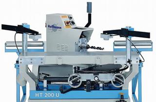 Cette machine est équipée de mors de serrage pneumatiques permettant de serrer les pièces rapidement et correctement. Le réglage en hauteur du groupe de perçage est pneumatique aussi 