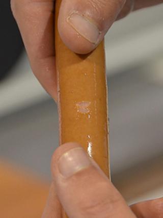 Une saucisse Zwan simule la peau humaine. Dès que la saucisse entre en contact avec la lame tournante, celle-ci rentre dans la table