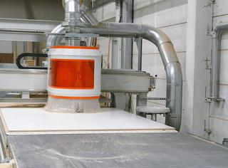 De nestingmachine freest, boort en groeft de werkstukken. Deze worden eerst gereinigd alvorens te worden afgestapeld